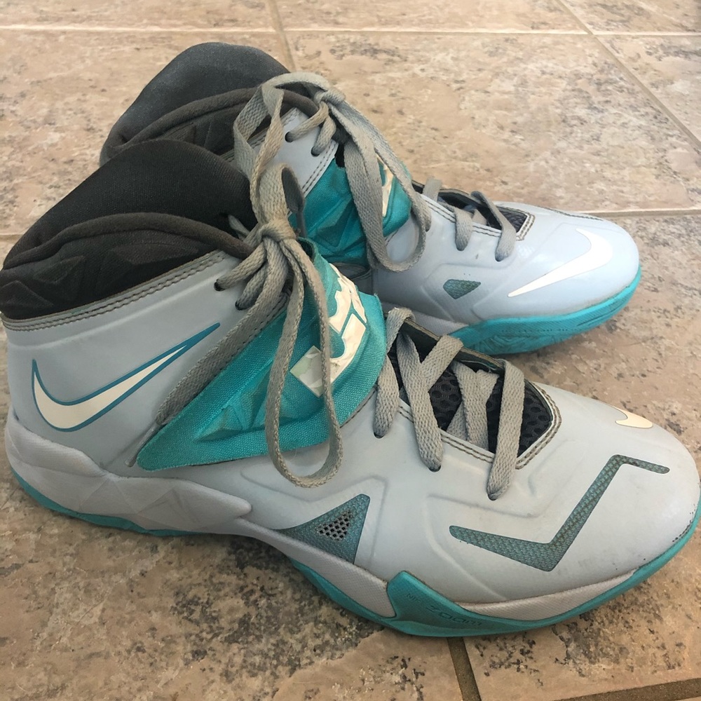 Lebron basketball shoes